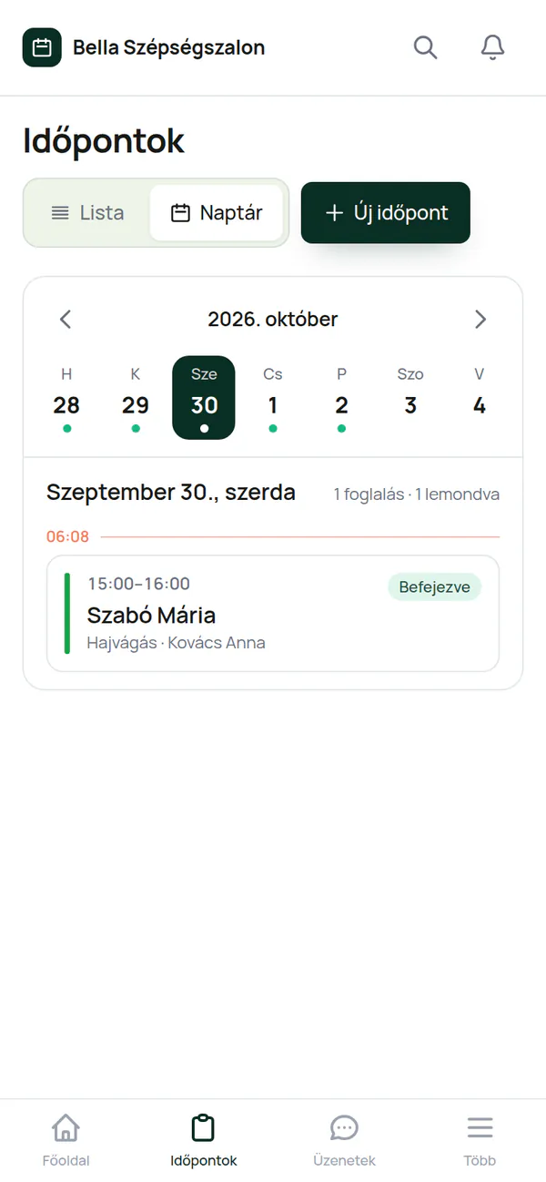 Napi naptárnézet telefonon: a hét napjai közül a mai nap kiválasztva, alatta a nap foglalásai időponttal, szolgáltatással és munkatárssal.